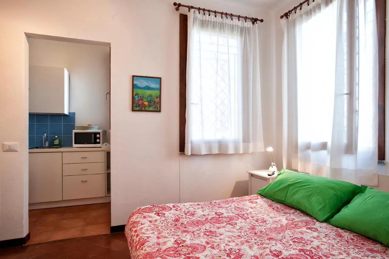 Casa Vacanze Tana Della Volpe Ispra Italy